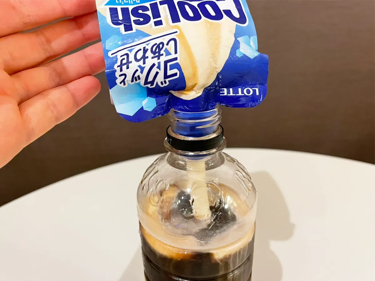 クーリッシュをコーヒーに入れる写真（撮影：grapeフード編集部）