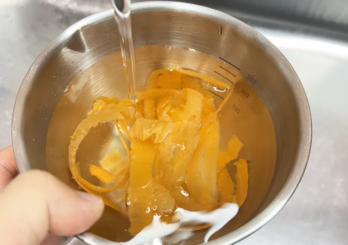 ニンジンの皮を水にさらす写真（撮影：キジカク）