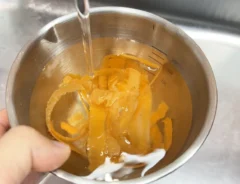 ニンジンの皮で浅漬けを作る写真（撮影：キジカク）
