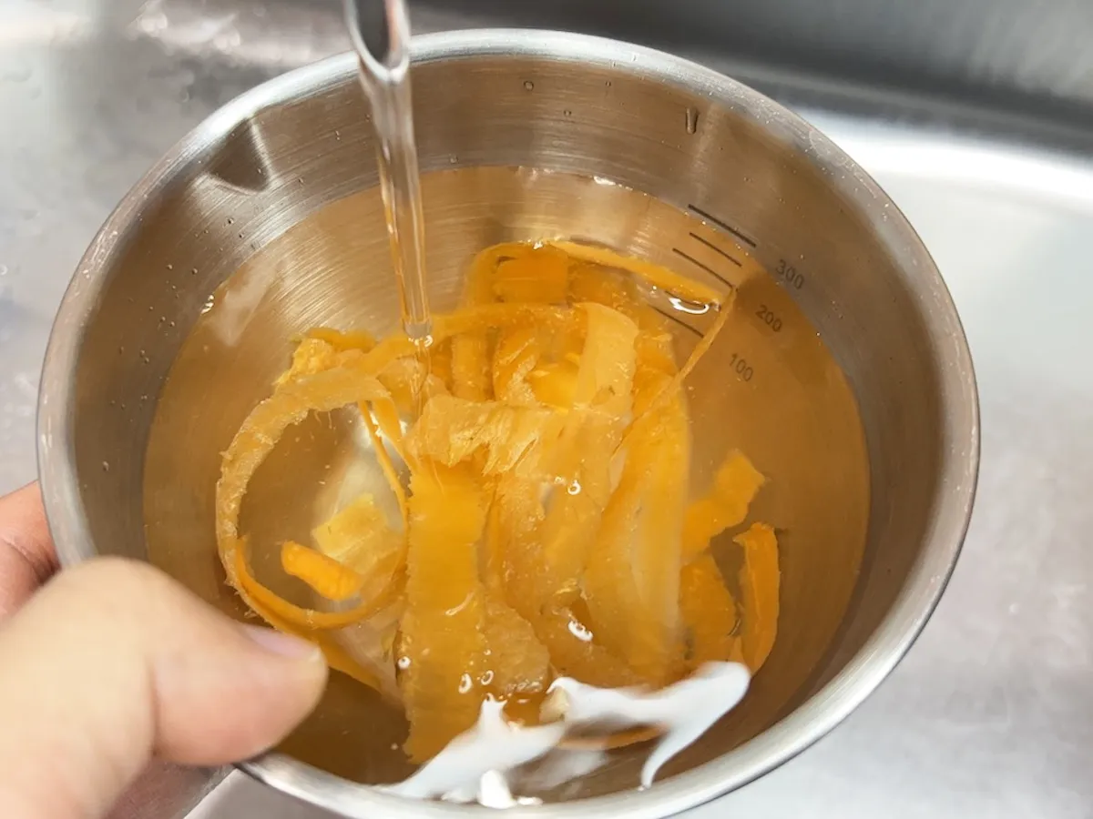 ニンジンの皮で浅漬けを作る写真（撮影：キジカク）