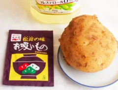 『待つだけでやみつきポテト和え』を作る写真(撮影:キジカク)