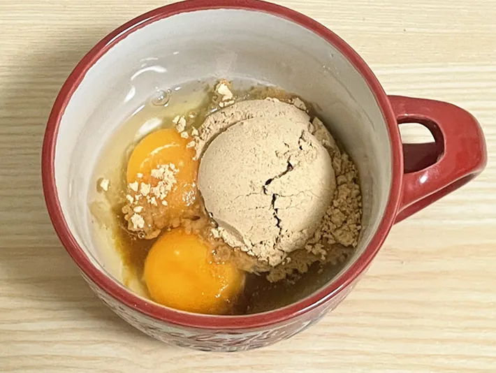 卵、めんつゆ、きな粉を器に入れた写真（撮影：grapeフード編集部）