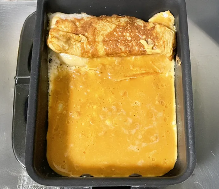 玉子焼き器で玉子焼きを作る写真（撮影：grapeフード編集部）
