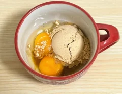 卵、めんつゆ、きな粉を器に入れた写真（撮影：grapeフード編集部）