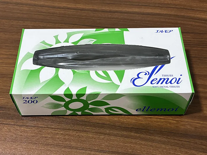 机に置かれたティッシュの空き箱（撮影：grapeライフハック編集部）