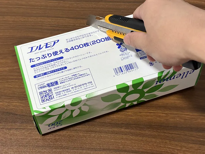 ティッシュの空き箱に切れ込みを入れ始める場面（撮影：grapeライフハック編集部）
