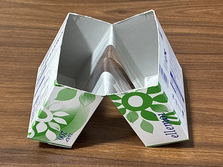 V字型に自立する、切り分けたティッシュの空き箱（撮影：grapeライフハック編集部）