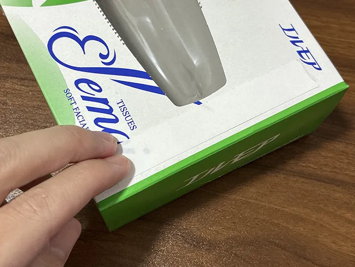 ティッシュの空き箱に両面テープを貼る場面（撮影：grapeライフハック編集部）