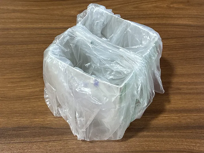 ティッシュの空き箱を生かして、袋をかぶせたミニゴミ箱（撮影：grapeライフハック編集部）