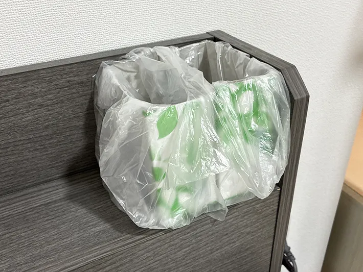 枕元に置いたミニゴミ箱（撮影：grapeライフハック編集部）