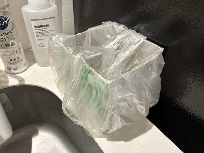 キッチンのシンクに置いたミニゴミ箱（撮影：grapeライフハック編集部）