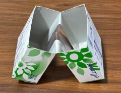 V字型に自立する、切り分けたティッシュの空き箱（撮影：grapeライフハック編集部）
