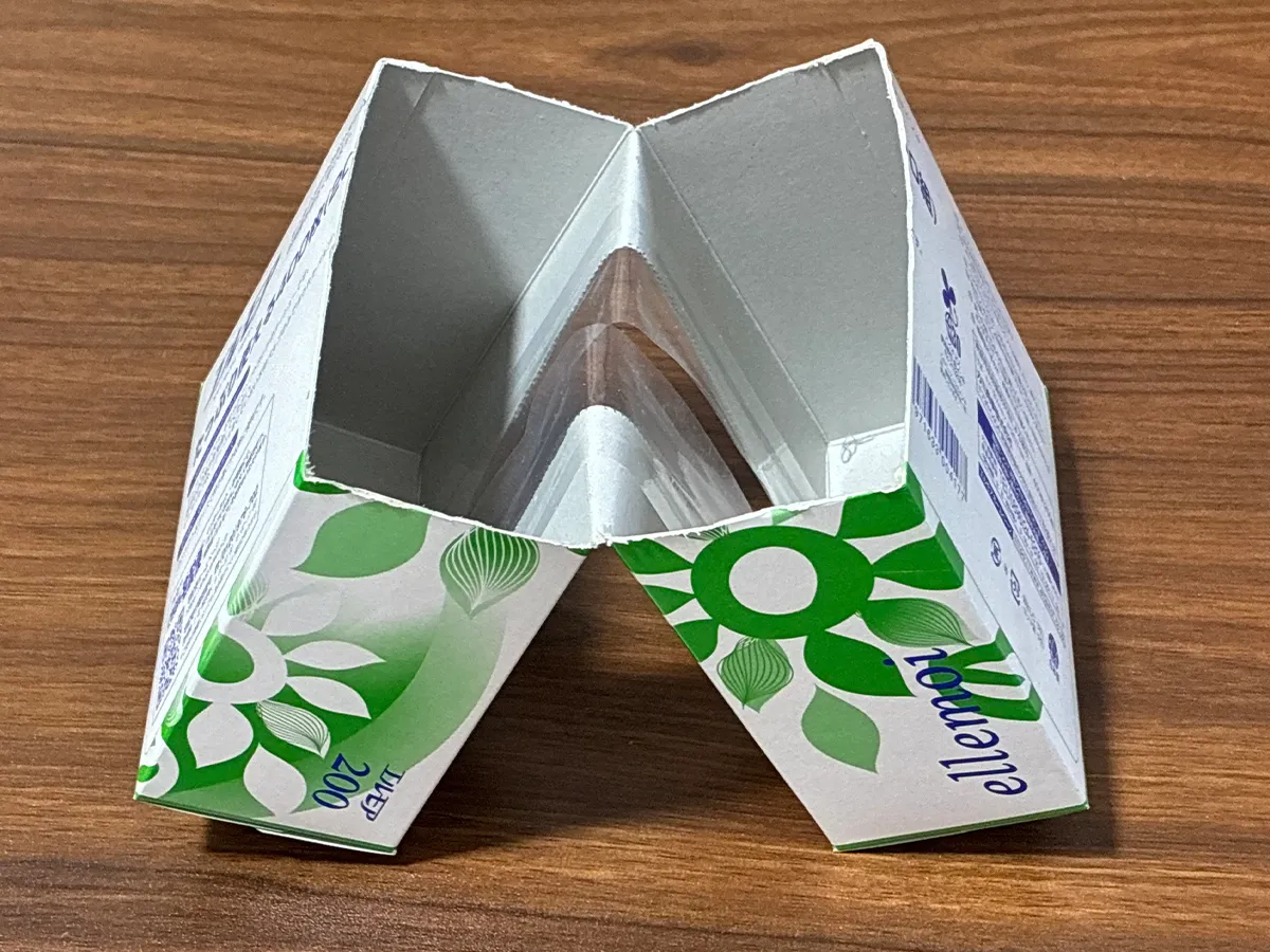 V字型に自立する、切り分けたティッシュの空き箱（撮影：grapeライフハック編集部）