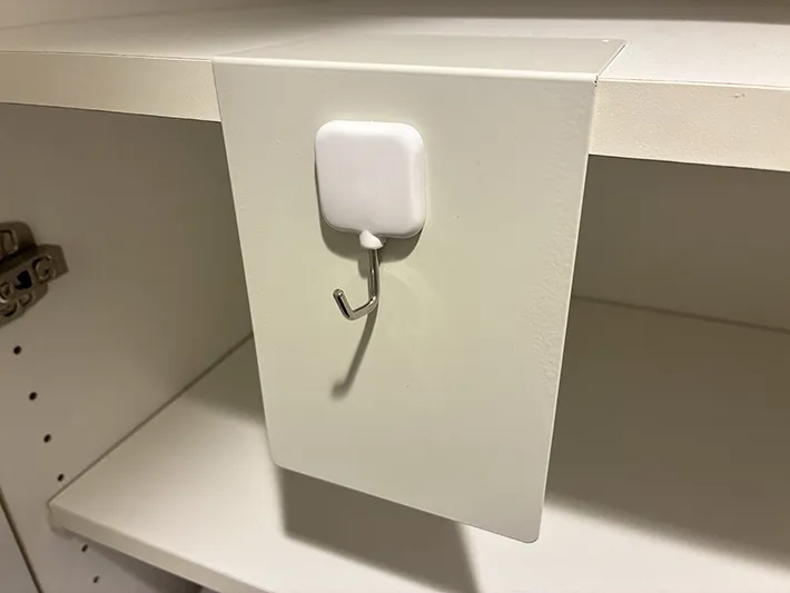 マグネットフックをつけたブックエンド（撮影：grapeライフハック編集部）