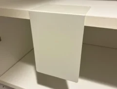 玄関の棚に置いたブックエンド（撮影：grapeライフハック編集部）