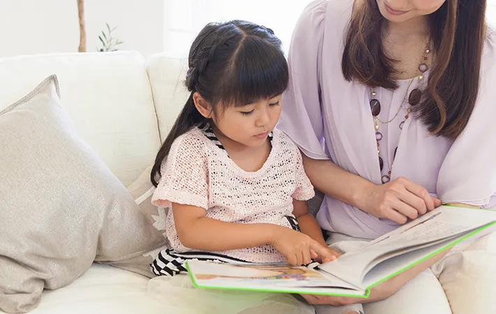 絵本を見る子供の写真