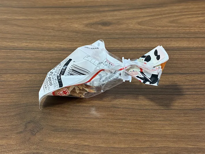 ペンの留め具で固定した調味料袋（撮影：grapeライフハック編集部）