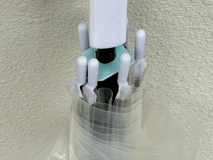 パンの留め具を差し込んだ傘の根元（撮影：grapeライフハック編集部）