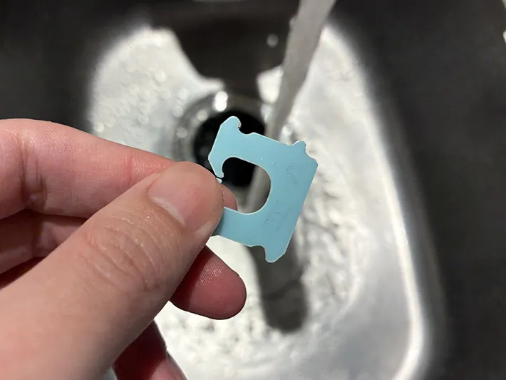 水で文字の跡を洗い流したパンの留め具（撮影：grapeライフハック編集部）