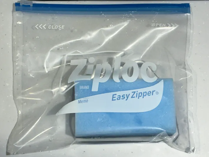 ジッパー袋に入れたスポンジ（撮影：grapeライフハック編集部）