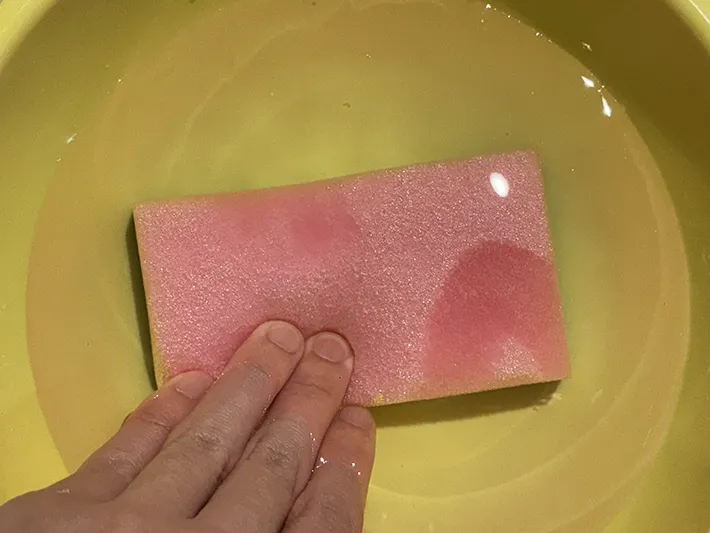 スポンジに水を含ませる場面（撮影：grapeライフハック編集部）