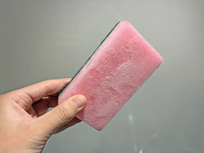 手で持った凍ったスポンジ（撮影：grapeライフハック編集部）