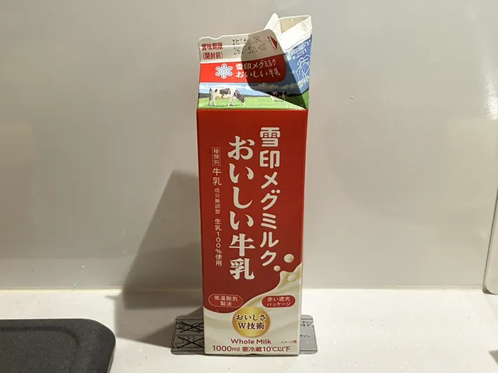 キッチンに置いた牛乳パック（撮影：grapeライフハック編集部）