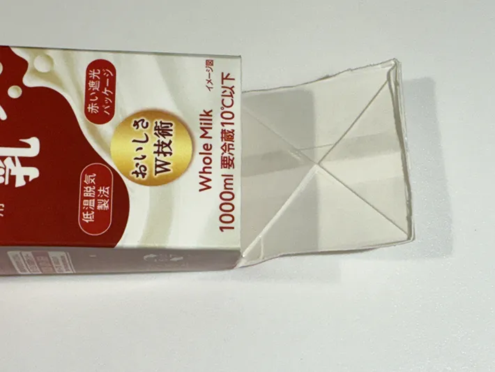 包丁で切った牛乳パックの底（撮影：grapeライフハック編集部）