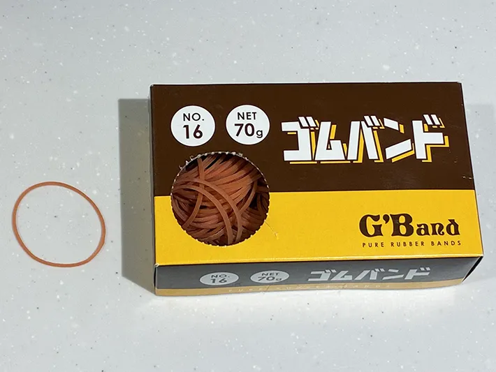 キッチンに置いた輪ゴム（撮影：grapeライフハック編集部）
