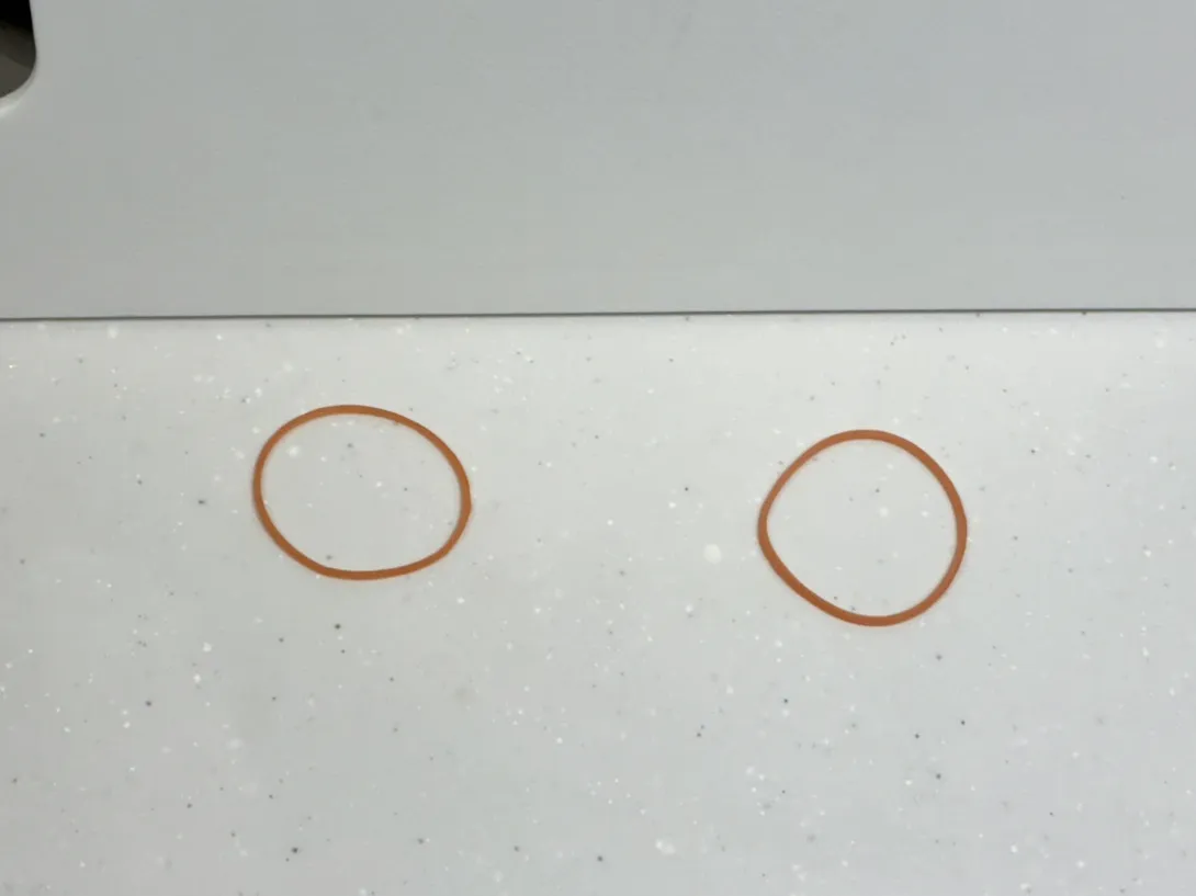 キッチンに置いた2個の輪ゴム（撮影：grapeライフハック編集部）