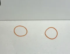 キッチンに置いた2個の輪ゴム（撮影：grapeライフハック編集部）