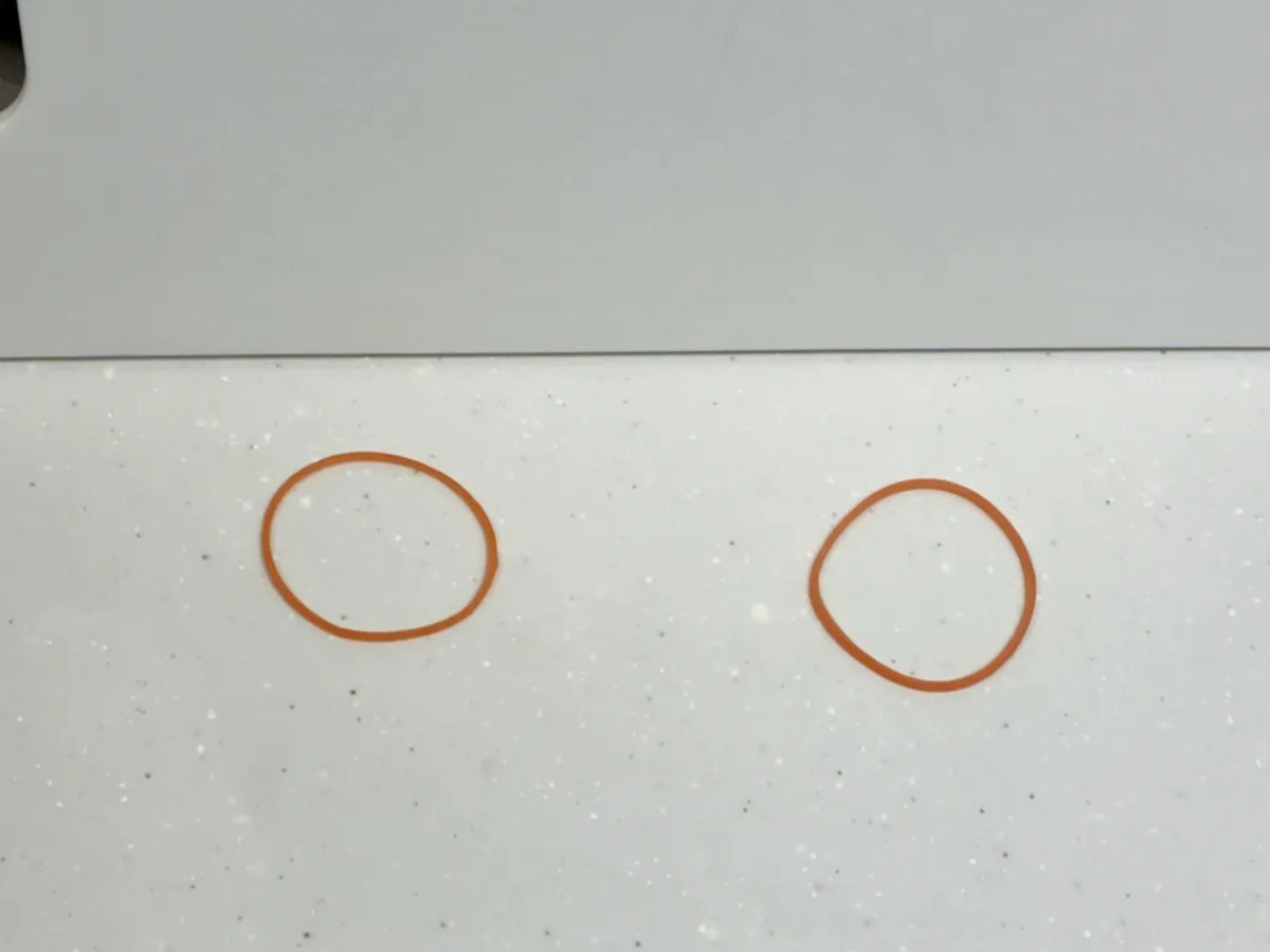 キッチンに置いた2個の輪ゴム（撮影：grapeライフハック編集部）