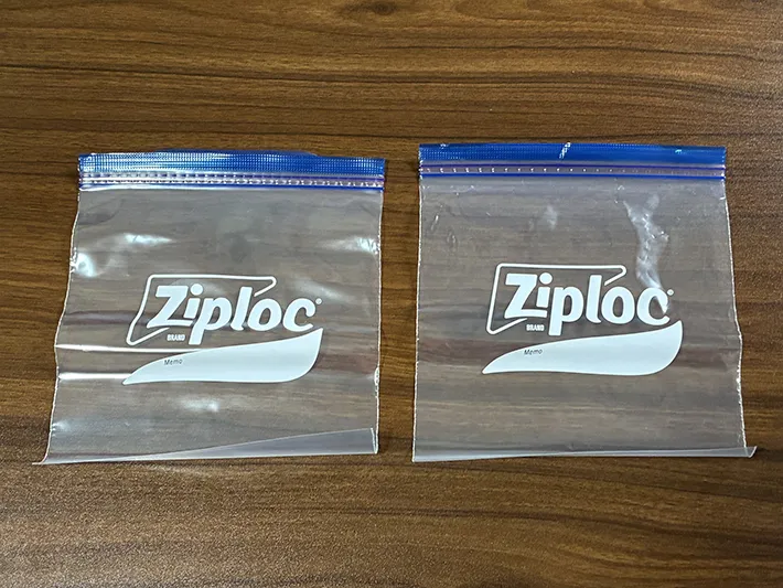 机に置かれた2枚のジッパー袋（撮影：grapeライフハック編集部）
