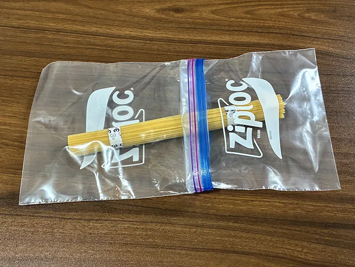 パスタを入れて、2枚を連結させたジッパー袋（撮影：grapeライフハック編集部）