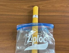 パスタを入れたジッパー袋の口部分（撮影：grapeライフハック編集部）