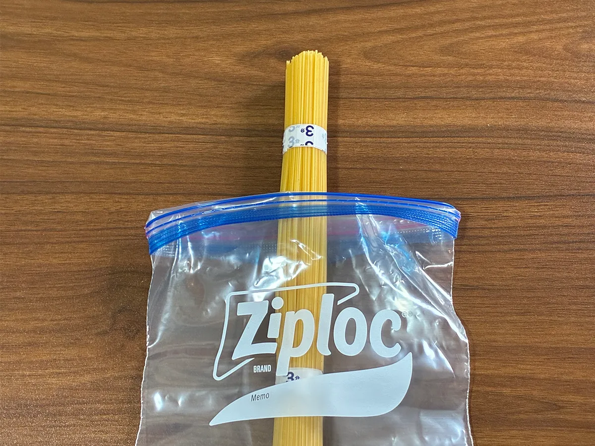 パスタを入れたジッパー袋の口部分（撮影：grapeライフハック編集部）