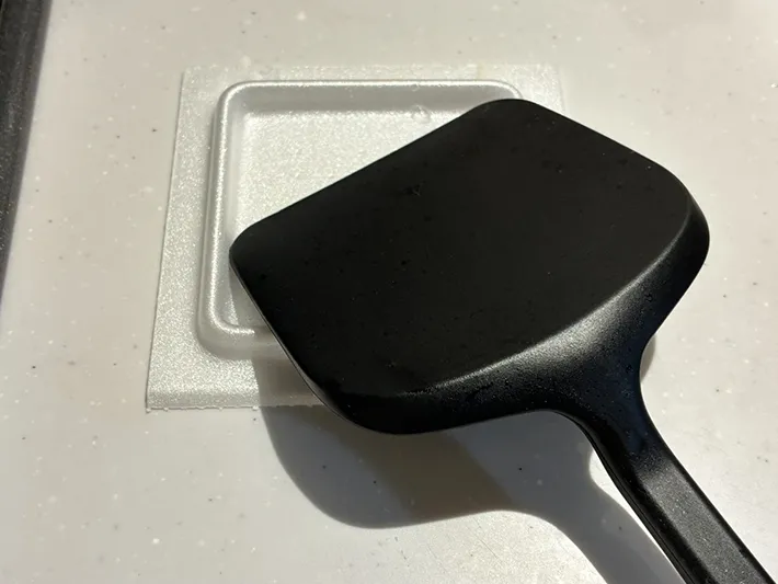 納豆パックの蓋に置いたヘラ（撮影：grapeライフハック編集部）
