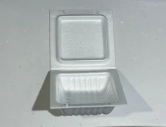キッチンに置かれた納豆パック（撮影：grapeライフハック編集部）