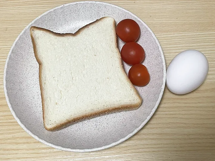 食パン、プチトマト、卵の写真（撮影：grapeフード編集部）