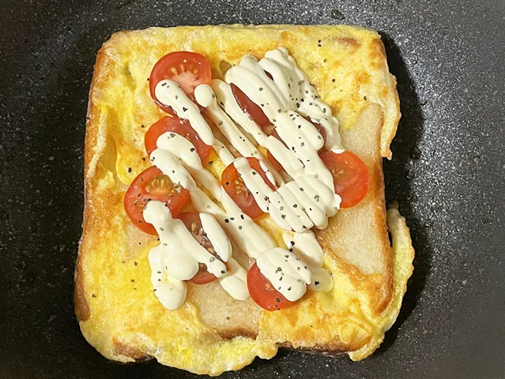 食パンと卵を焼いた上に、好きな具材をのせた写真（撮影：grapeフード編集部）