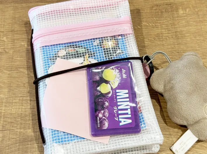 メッシュポーチで作るノートカバー（撮影：grapeライフハック編集部）