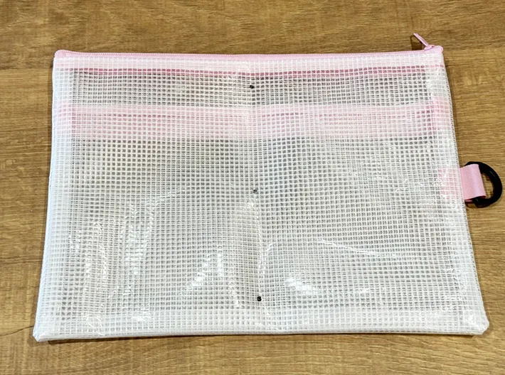 メッシュポーチに目印をつける（撮影：grapeライフハック編集部）