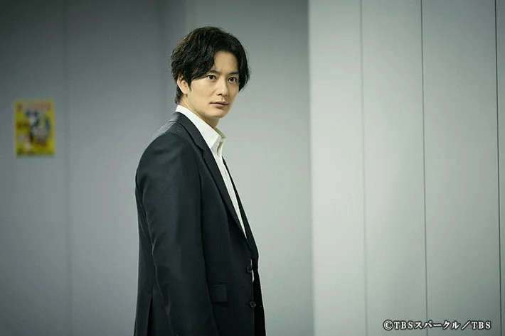 『田鎖ブラザーズ』に出演する岡田将生さんが写る場面写真