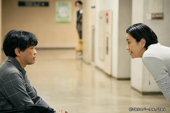 『田鎖ブラザーズ』に出演する渡辺真起子さんが写る場面写真