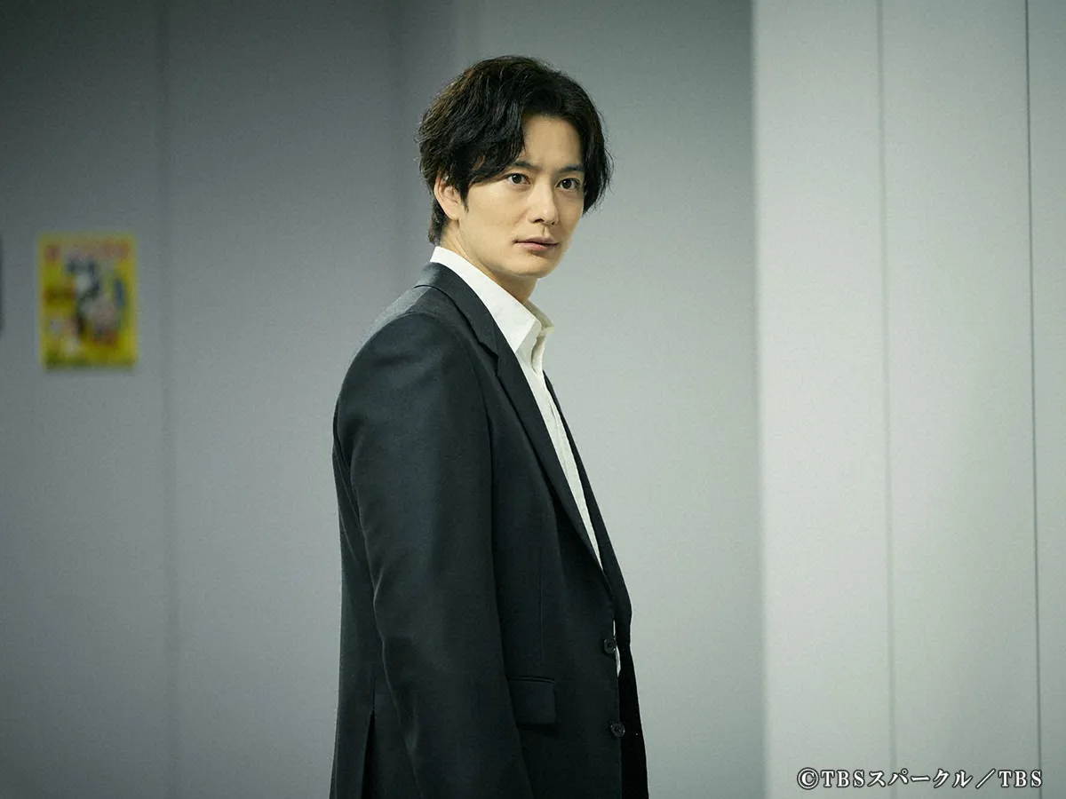 『田鎖ブラザーズ』に出演する岡田将生さんが写る場面写真