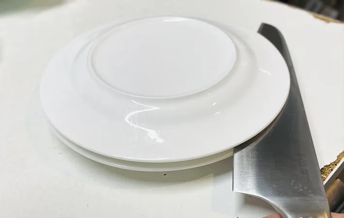 ミニトマトを包丁で切る写真