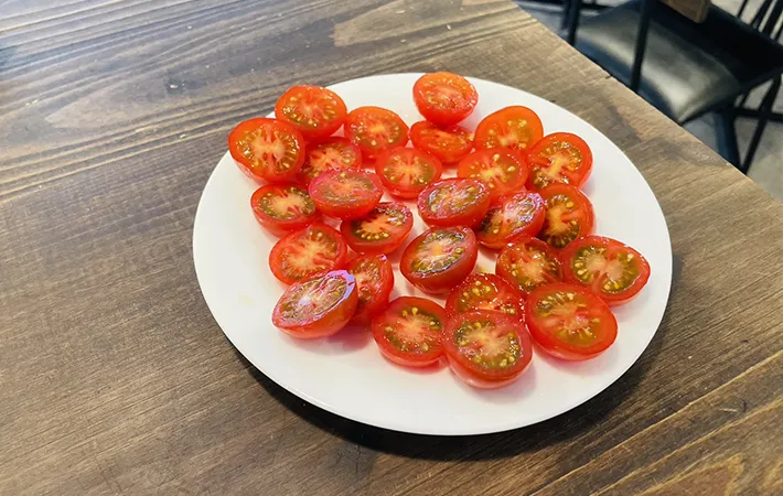 半分に切ったミニトマトの写真