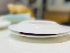 ミニトマトを皿で挟む写真