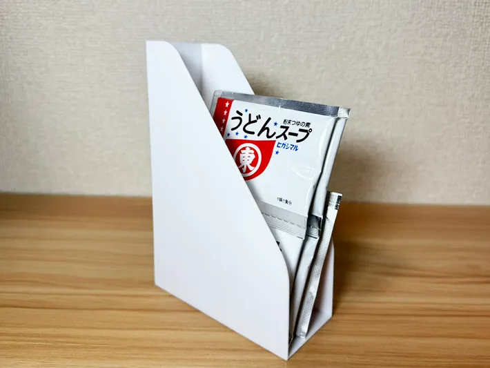 『うどんスープ』が収まるシール入れ（撮影：grapeライフハック編集部）