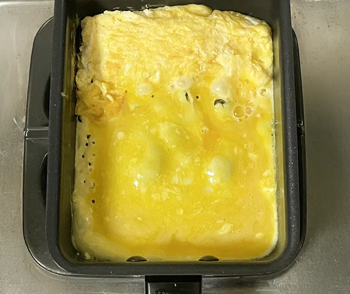 玉子焼きを作る写真（撮影：grapeフード編集部